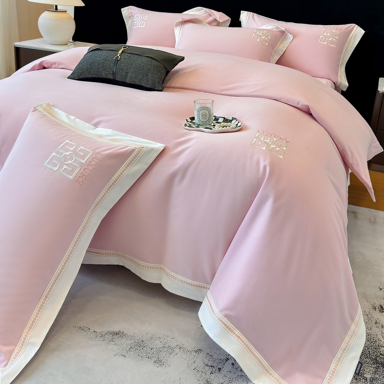 91家纺网 家纺一手货源 找家纺 家居1号家纺 2025新款超细旦全棉磨毛四件套-梵西（控价标准288加大308 会员优惠10元） 梵西-桃花粉