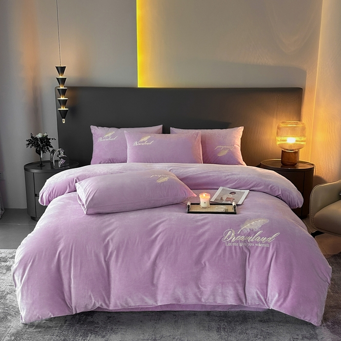 91家纺网 家纺一手货源 找家纺 爱彼家纺 2025冬季新款高克重水晶绒羽毛刺绣系列四件套-风格二 羽毛-浅紫