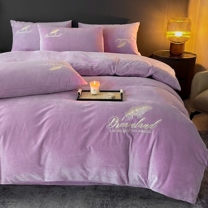 91家纺网 家纺一手货源 找家纺 爱彼家纺 2025冬季新款高克重水晶绒羽毛刺绣系列四件套-风格二 羽毛-浅紫