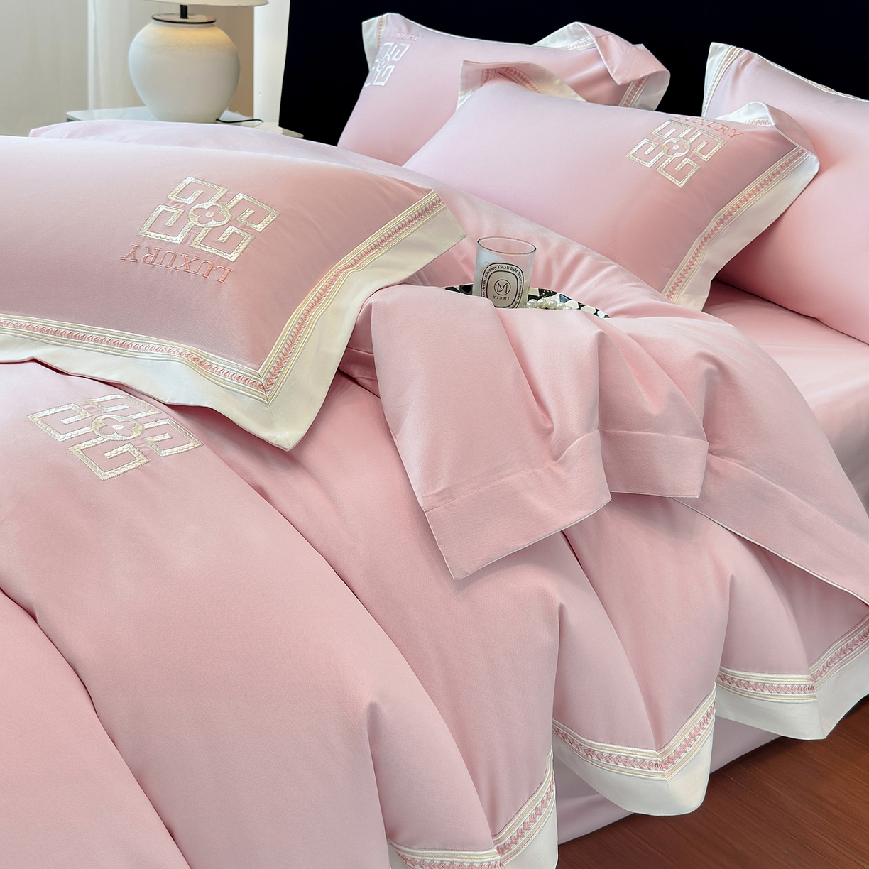 91家纺网 家纺一手货源 找家纺 家居1号家纺 2025新款超细旦全棉磨毛四件套-梵西（控价标准288加大308 会员优惠10元） 梵西-桃花粉