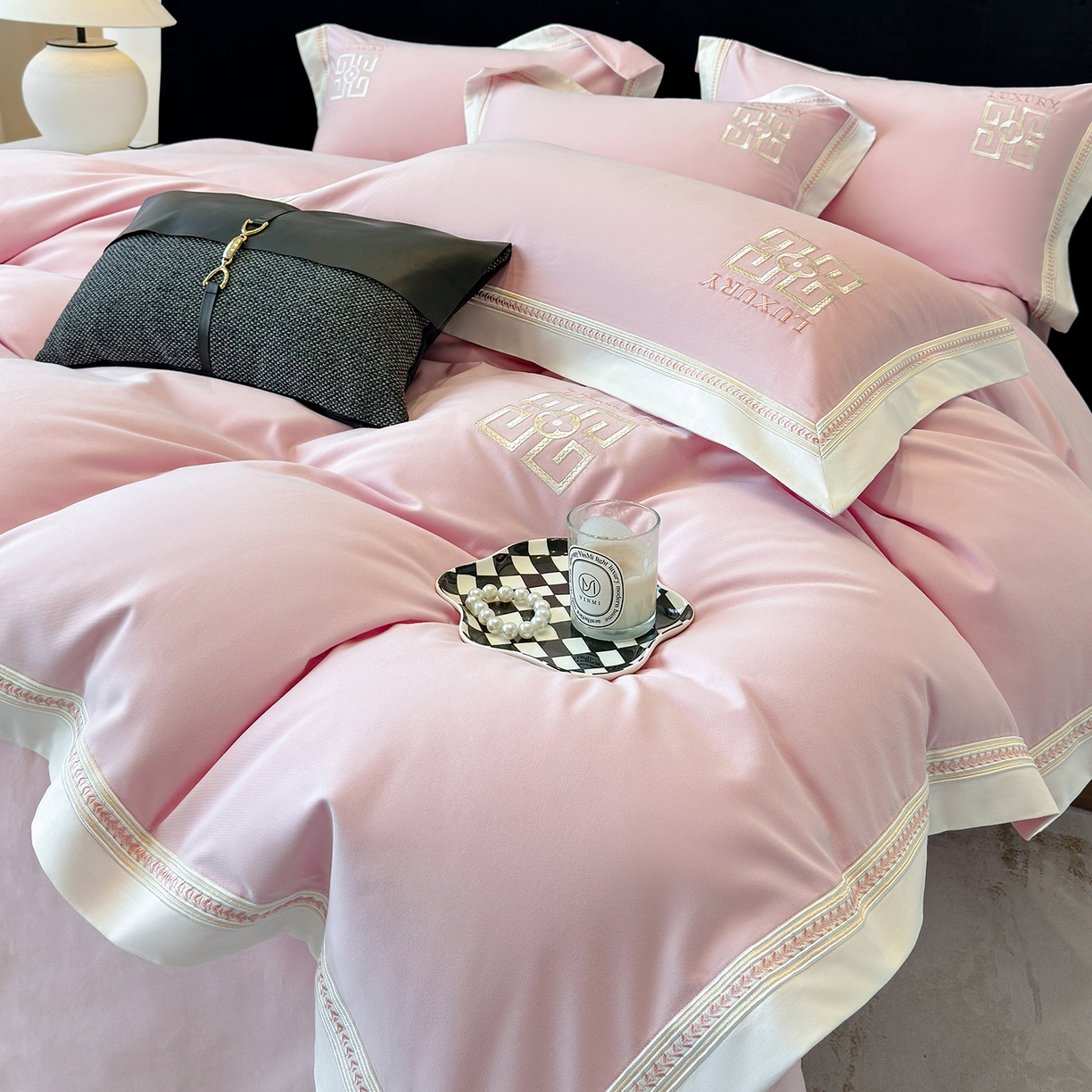 91家纺网 家纺一手货源 找家纺 家居1号家纺 2025新款超细旦全棉磨毛四件套-梵西（控价标准288加大308 会员优惠10元） 梵西-桃花粉