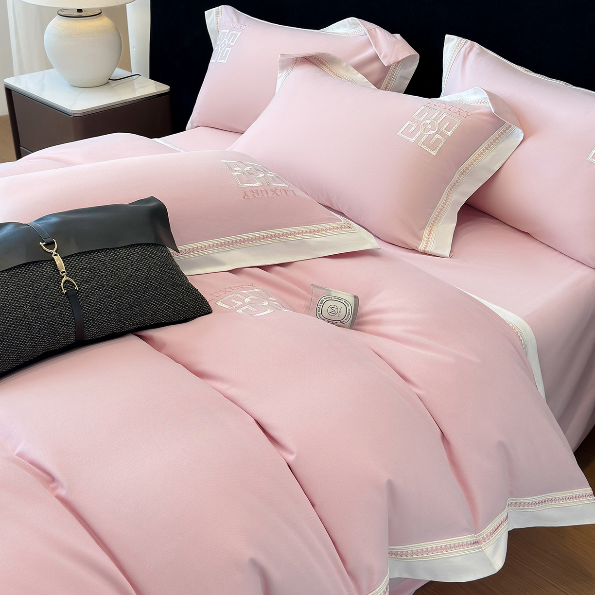 91家纺网 家纺一手货源 找家纺 家居1号家纺 2025新款超细旦全棉磨毛四件套-梵西（控价标准288加大308 会员优惠10元） 梵西-桃花粉