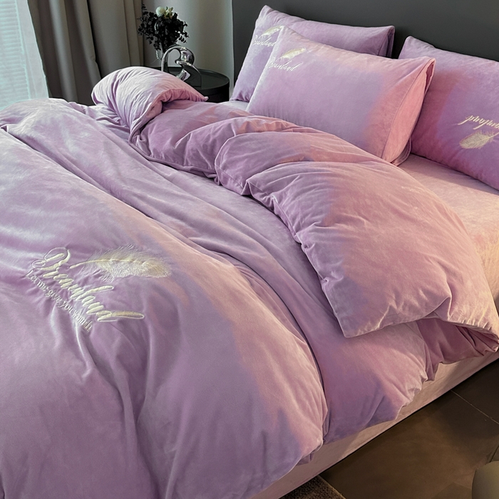 91家纺网 家纺一手货源 找家纺 爱彼家纺 2025冬季新款高克重水晶绒羽毛刺绣系列四件套-风格二 羽毛-浅紫