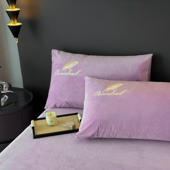 91家纺网 家纺一手货源 找家纺 爱彼家纺 2025冬季新款高克重水晶绒羽毛刺绣系列四件套-风格二 羽毛-浅紫