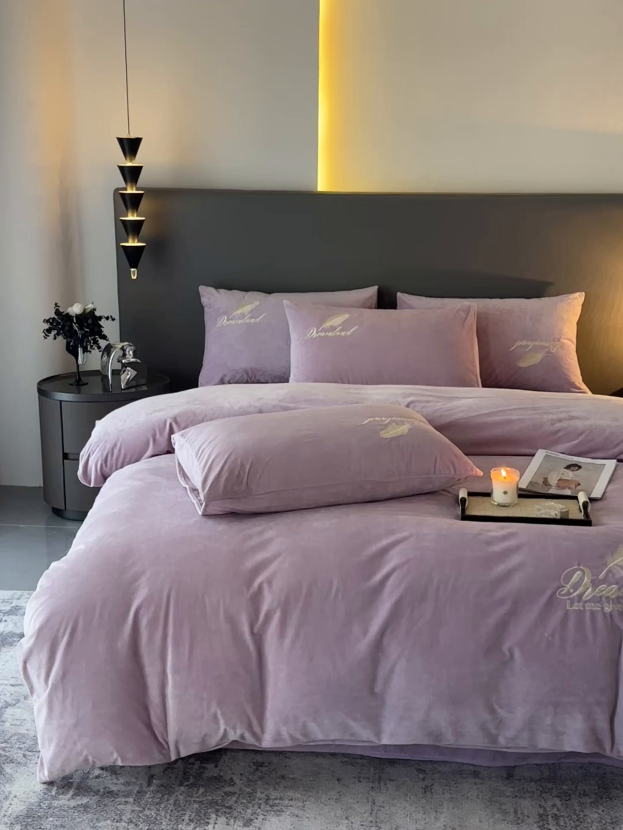 91家纺网 家纺一手货源 找家纺 爱彼家纺 2025冬季新款高克重水晶绒羽毛刺绣系列四件套-风格二 羽毛-浅紫