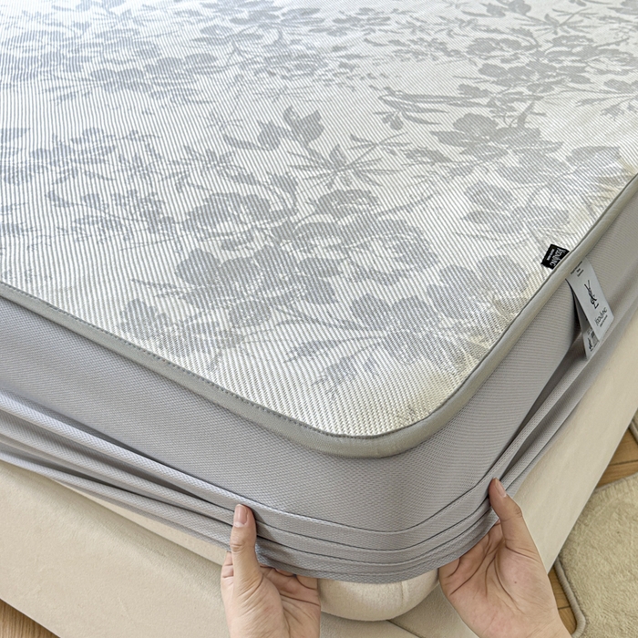 91家纺网 家纺一手货源 找家纺 宜代光年 2025新款数码印花冰藤席 床笠-冰藤繁花 灰