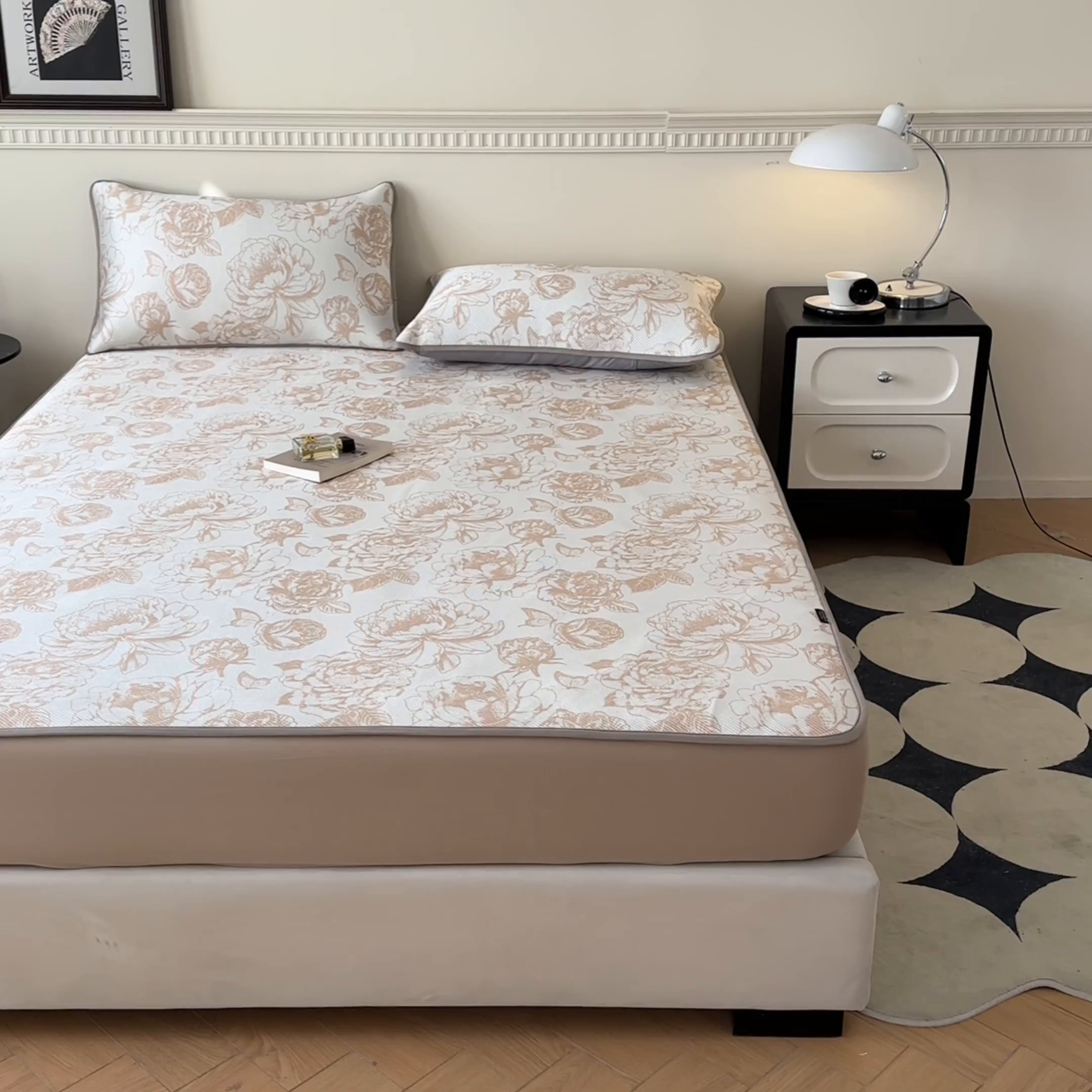 91家纺网 家纺一手货源 找家纺 宜代光年 2025新款数码印花冰藤席 床笠 冰藤牡丹 咖