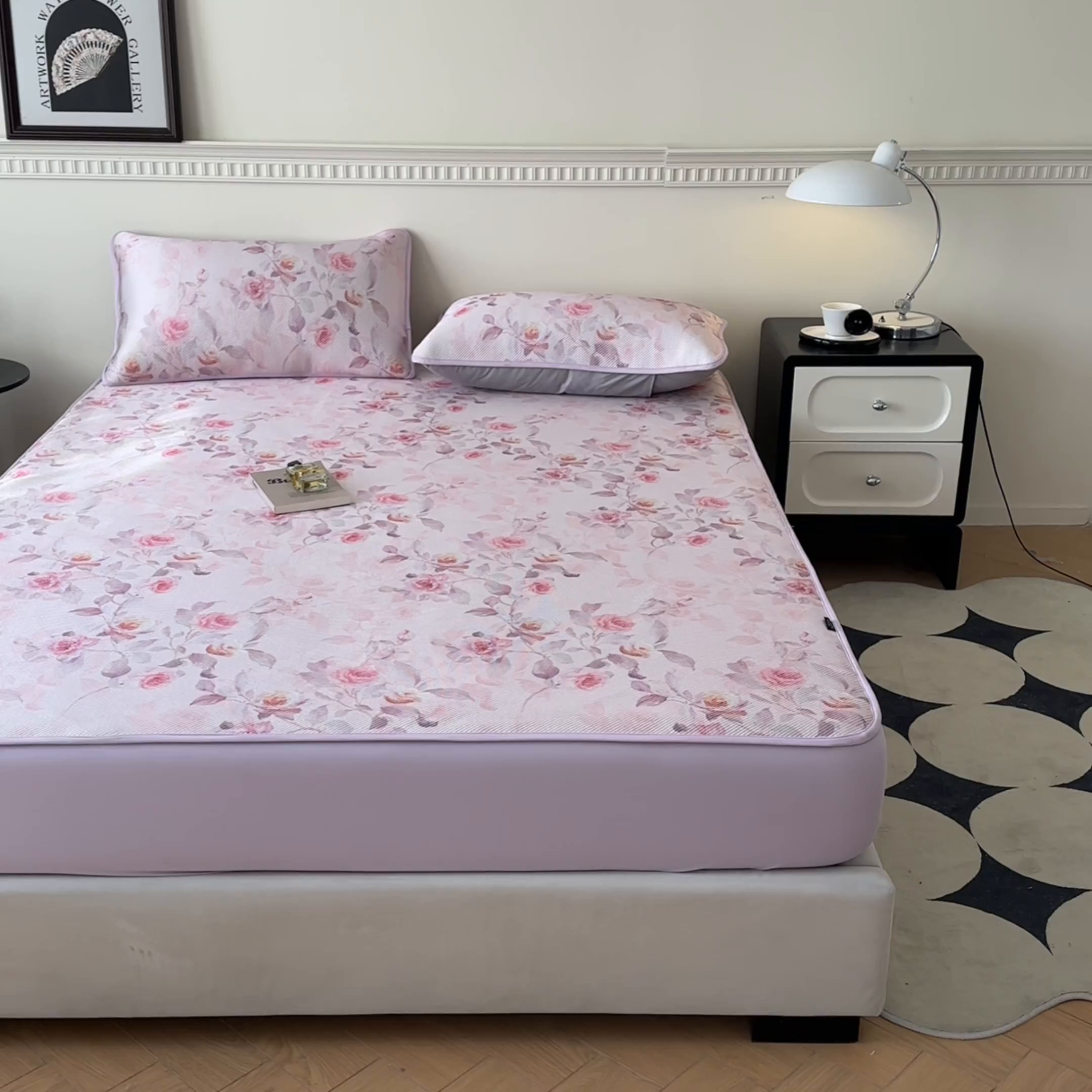 91家纺网 家纺一手货源 找家纺 宜代光年 2025新款数码印花冰藤席 床笠-冰藤玉琼枝 粉