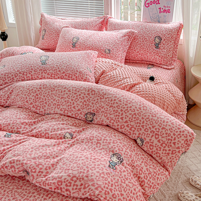 91家纺网 家纺一手货源 找家纺 一比一 2025新款加厚保暖豆豆牛奶绒床盖款四件套豹纹KT - 粉