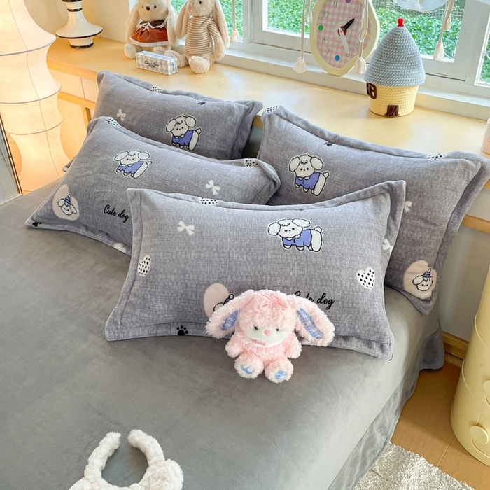 91家纺网 家纺一手货源 找家纺 一比一  2025新款双面牛奶绒四件套阿奇灰