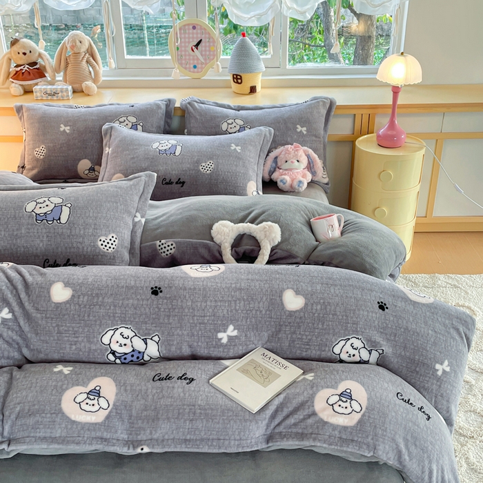 91家纺网 家纺一手货源 找家纺 一比一  2025新款双面牛奶绒四件套阿奇灰