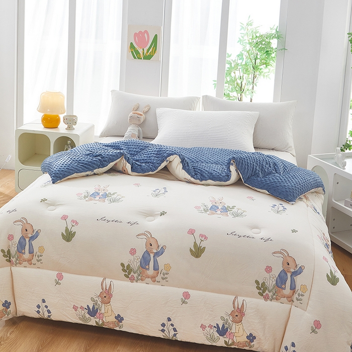 91家纺网 家纺一手货源 找家纺 中国龙家纺 2023新款A类水洗棉豆豆绒加厚冬被 花园兔