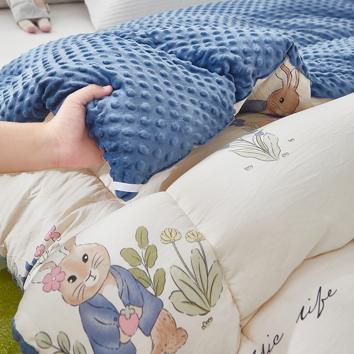 91家纺网 家纺一手货源 找家纺 中国龙家纺 2023新款A类水洗棉豆豆绒加厚冬被 花园兔