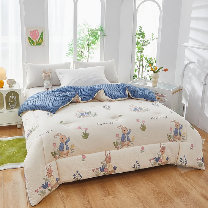 91家纺网 家纺一手货源 找家纺 中国龙家纺 2023新款A类水洗棉豆豆绒加厚冬被 花园兔