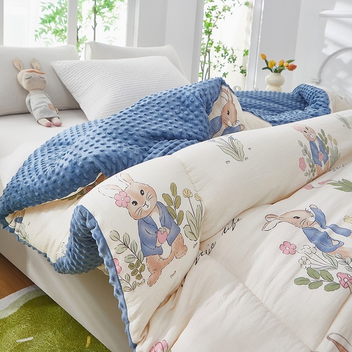 91家纺网 家纺一手货源 找家纺 中国龙家纺 2023新款A类水洗棉豆豆绒加厚冬被 花园兔