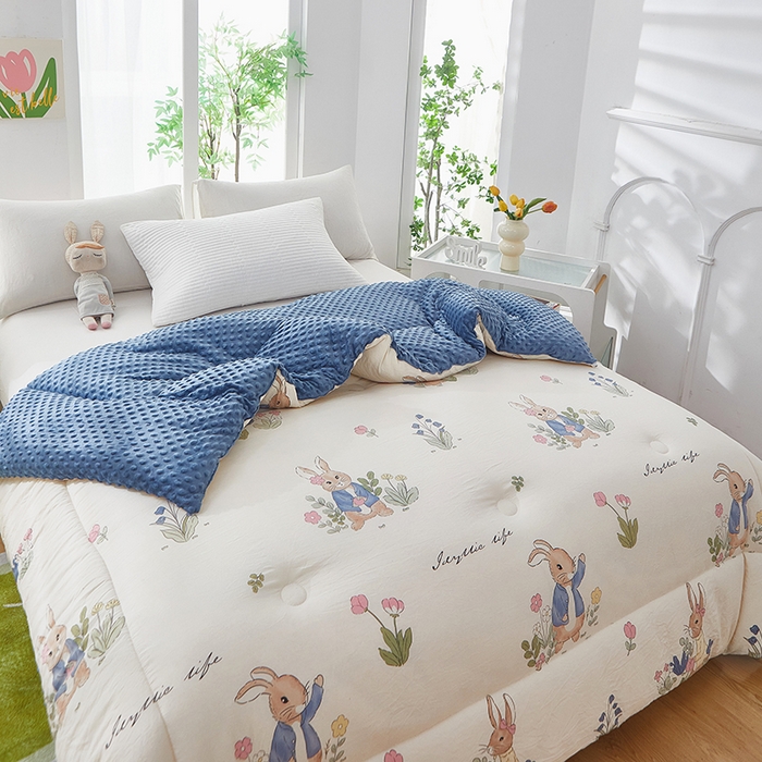 91家纺网 家纺一手货源 找家纺 中国龙家纺 2023新款A类水洗棉豆豆绒加厚冬被 花园兔