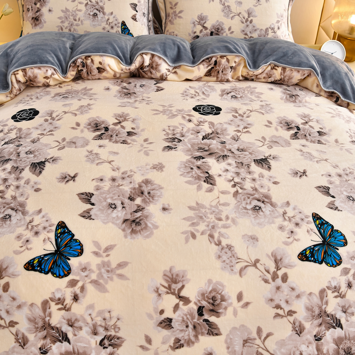 91家纺网 家纺一手货源 找家纺 缘莉娜家纺 2025高克重8斤牛奶绒四件套金貂绒法莱绒加厚保暖直播电商爆款 蝶恋花