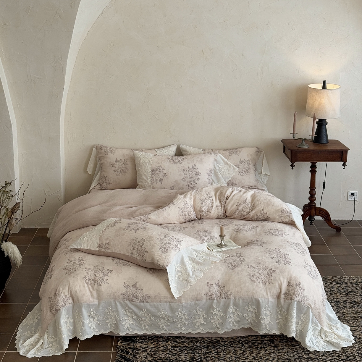 91家纺网 家纺一手货源 找家纺 （总）多乐娜 2025新款法式纯棉双层纱皱皱纱花边款新疆长绒棉双层纱绉纱四件套印花工艺款-花间迷踪  会员➖20，控价358/378起(券后)