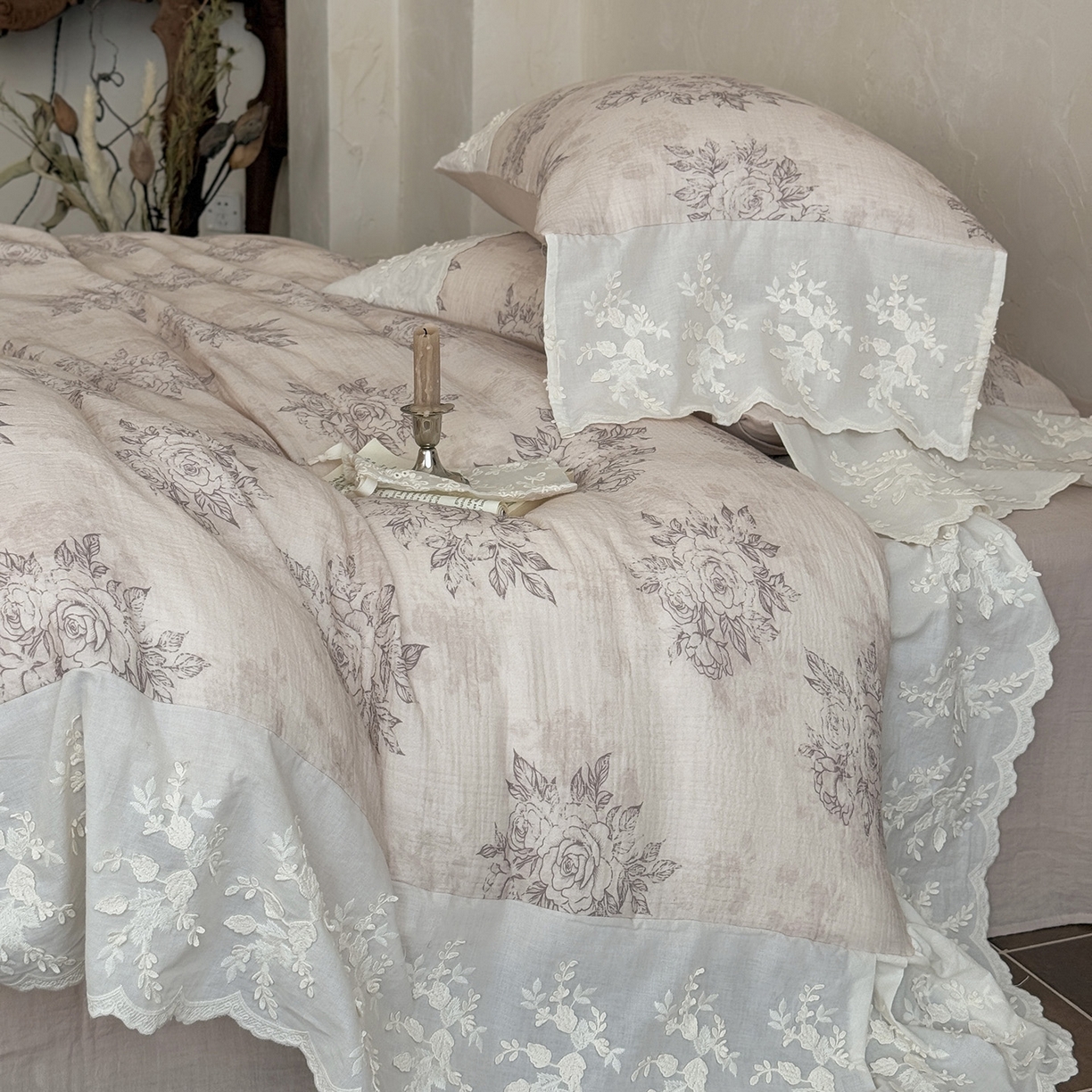 91家纺网 家纺一手货源 找家纺 （总）多乐娜 2025新款法式纯棉双层纱皱皱纱花边款新疆长绒棉双层纱绉纱四件套印花工艺款-花间迷踪  会员➖20，控价358/378起(券后)