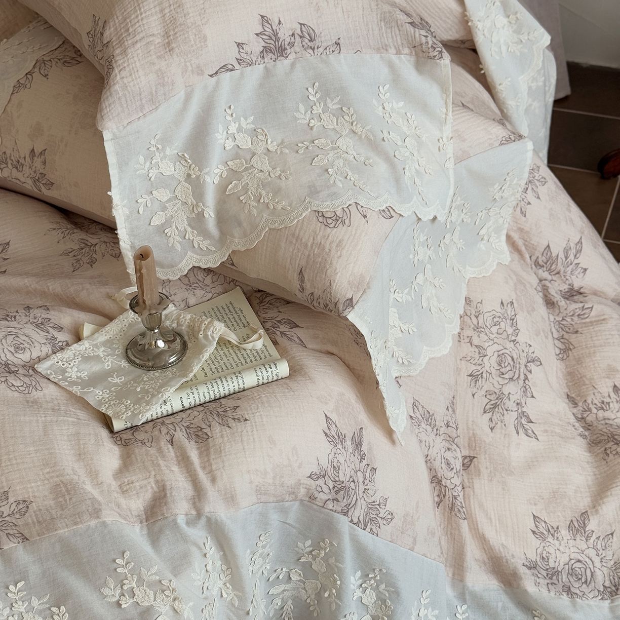 91家纺网 家纺一手货源 找家纺 （总）多乐娜 2025新款法式纯棉双层纱皱皱纱花边款新疆长绒棉双层纱绉纱四件套印花工艺款-花间迷踪  会员➖20，控价358/378起(券后)