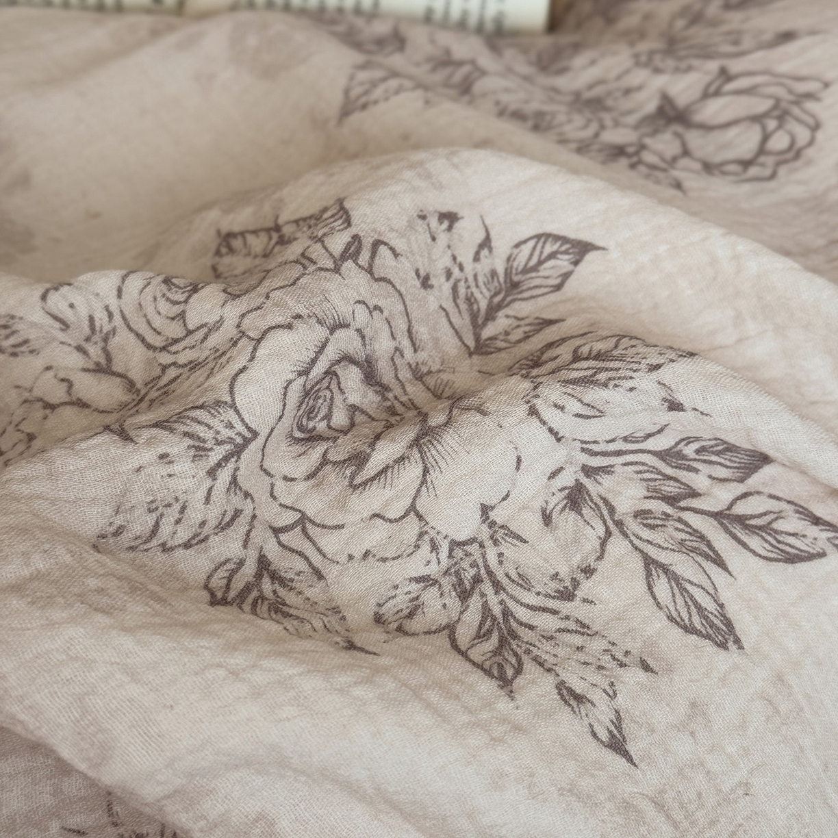 91家纺网 家纺一手货源 找家纺 （总）多乐娜 2025新款法式纯棉双层纱皱皱纱花边款新疆长绒棉双层纱绉纱四件套印花工艺款-花间迷踪  会员➖20，控价358/378起(券后)