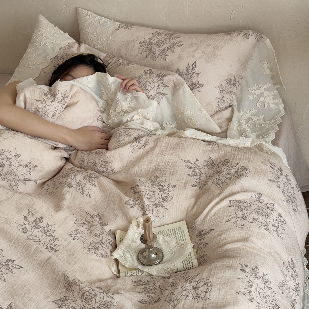 91家纺网 家纺一手货源 找家纺 （总）多乐娜 2025新款法式纯棉双层纱皱皱纱花边款新疆长绒棉双层纱绉纱四件套印花工艺款-花间迷踪  会员➖20，控价358/378起(券后)