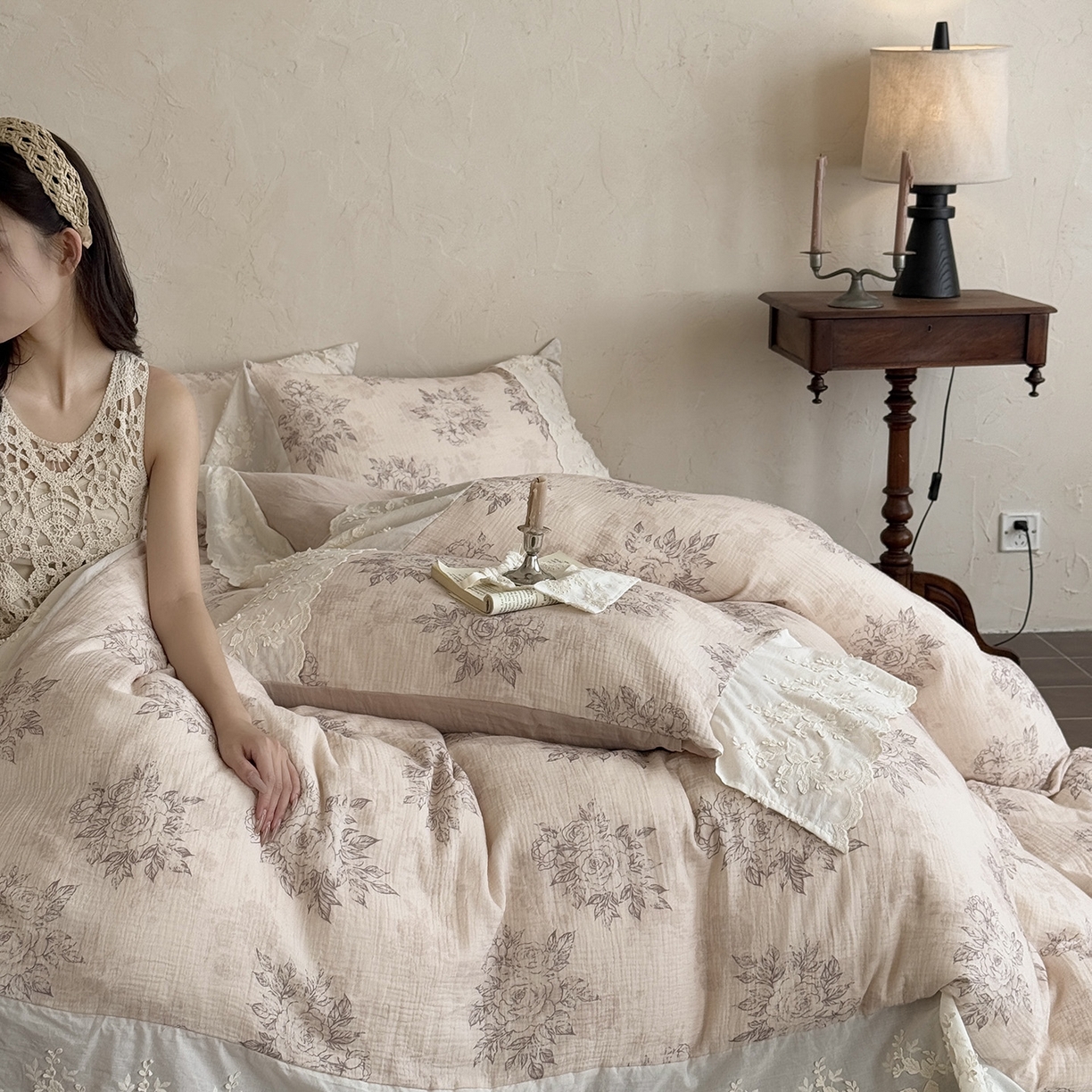 91家纺网 家纺一手货源 找家纺 （总）多乐娜 2025新款法式纯棉双层纱皱皱纱花边款新疆长绒棉双层纱绉纱四件套印花工艺款-花间迷踪  会员➖20，控价358/378起(券后)