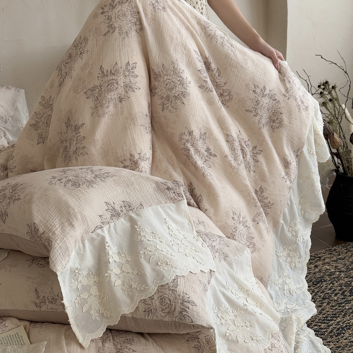 91家纺网 家纺一手货源 找家纺 （总）多乐娜 2025新款法式纯棉双层纱皱皱纱花边款新疆长绒棉双层纱绉纱四件套印花工艺款-花间迷踪  会员➖20，控价358/378起(券后)