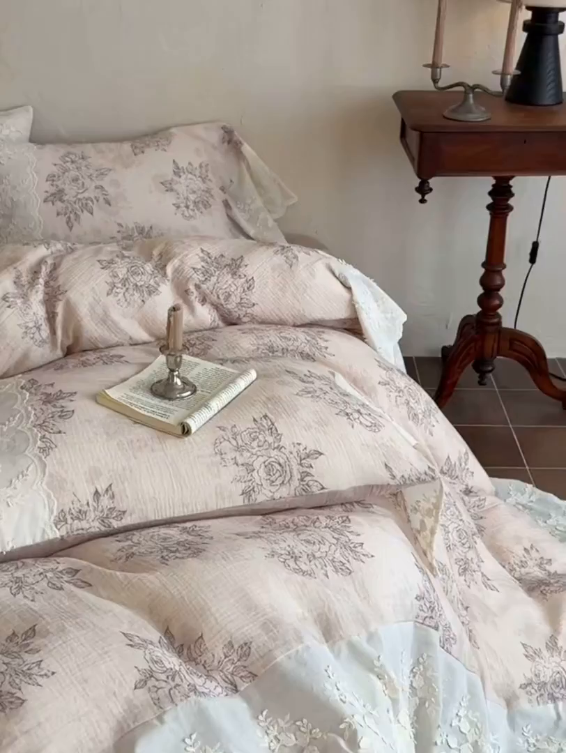 91家纺网 家纺一手货源 找家纺 （总）多乐娜 2025新款法式纯棉双层纱皱皱纱花边款新疆长绒棉双层纱绉纱四件套印花工艺款-花间迷踪  会员➖20，控价358/378起(券后)