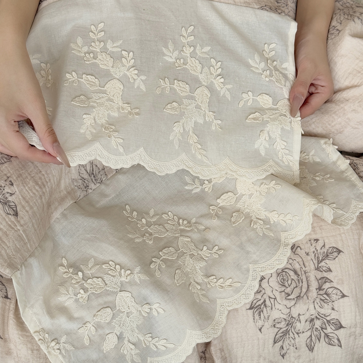 91家纺网 家纺一手货源 找家纺 （总）多乐娜 2025新款法式纯棉双层纱皱皱纱花边款新疆长绒棉双层纱绉纱四件套印花工艺款-花间迷踪  会员➖20，控价358/378起(券后)