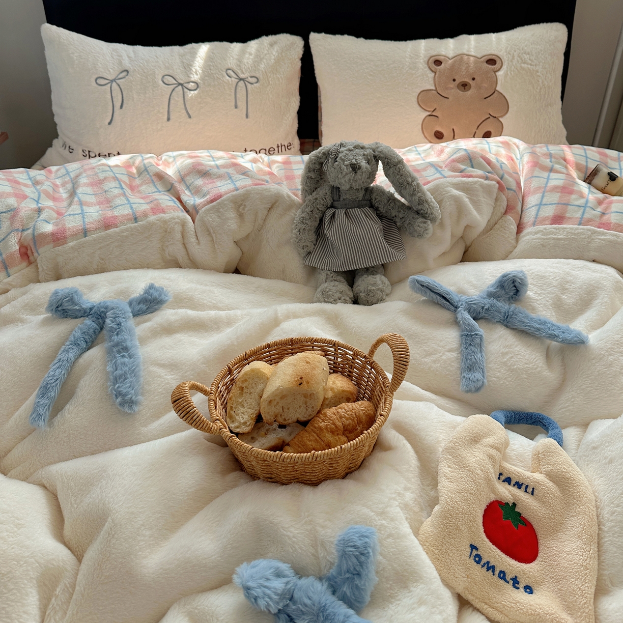 91家纺网 家纺一手货源 找家纺 （总）盼季家纺 2025新款贴布绣牛奶绒立体蝴蝶结加厚保暖秋冬四件套-风格二