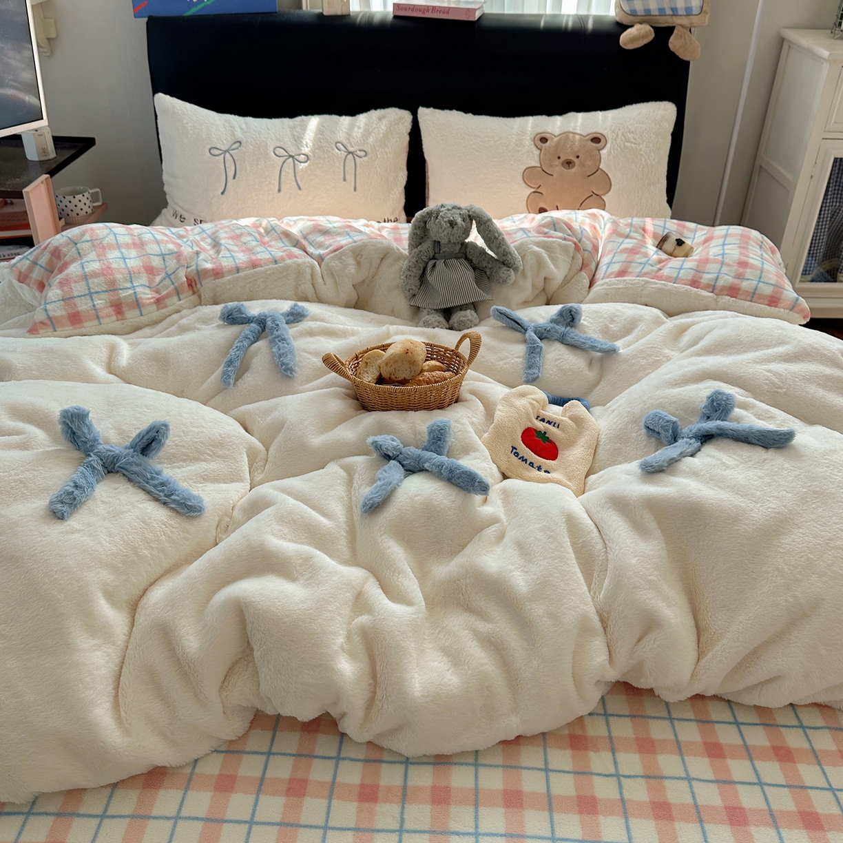 91家纺网 家纺一手货源 找家纺 （总）盼季家纺 2025新款贴布绣牛奶绒立体蝴蝶结加厚保暖秋冬四件套-风格二