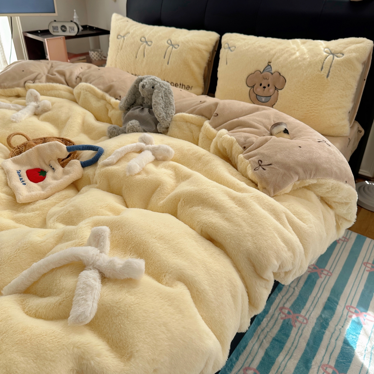 91家纺网 家纺一手货源 找家纺 盼季家纺 2025新款贴布绣牛奶绒立体蝴蝶结加厚保暖秋冬四件套-风格二 蝴蝶结牛奶绒-芝士小熊