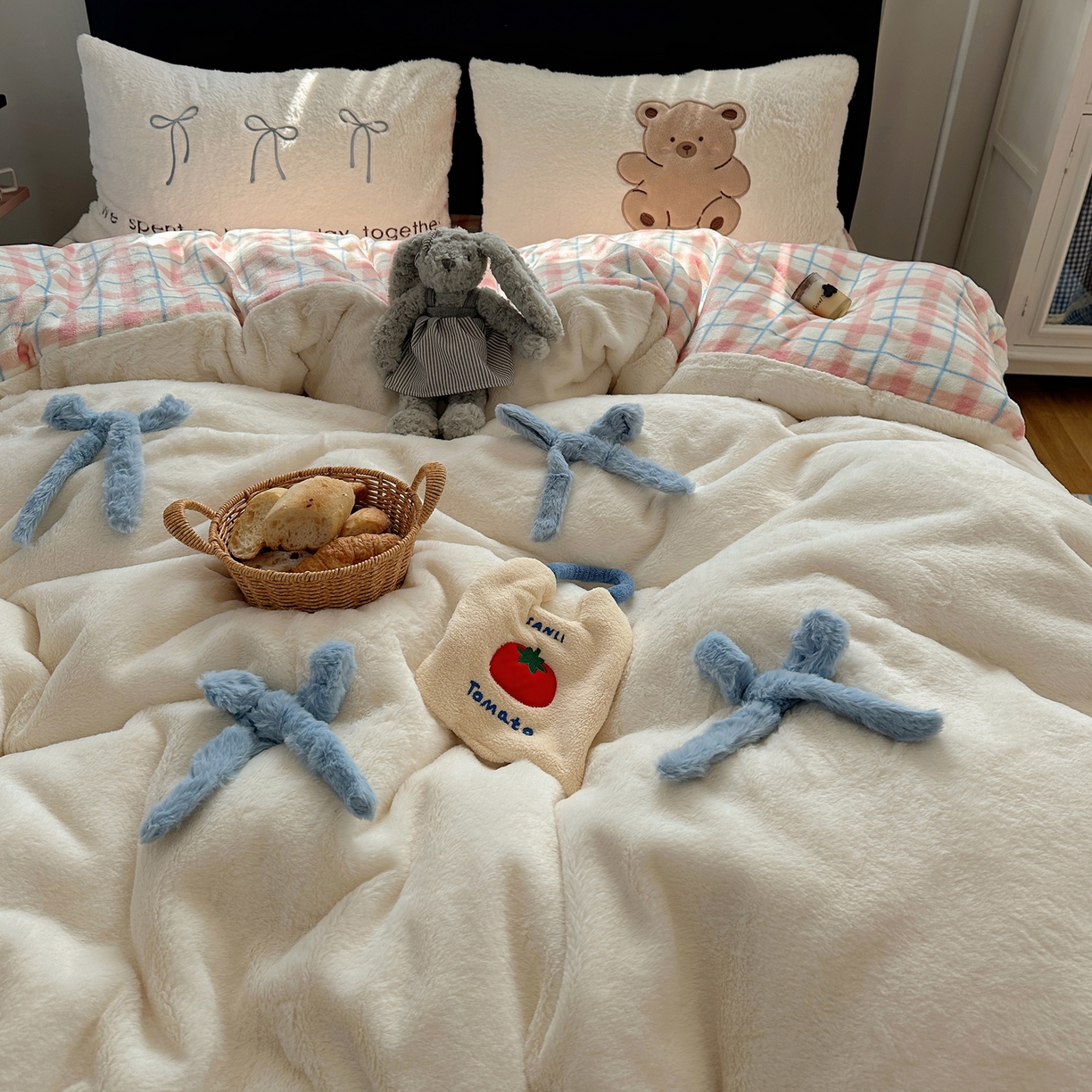 91家纺网 家纺一手货源 找家纺 （总）盼季家纺 2025新款贴布绣牛奶绒立体蝴蝶结加厚保暖秋冬四件套-风格二