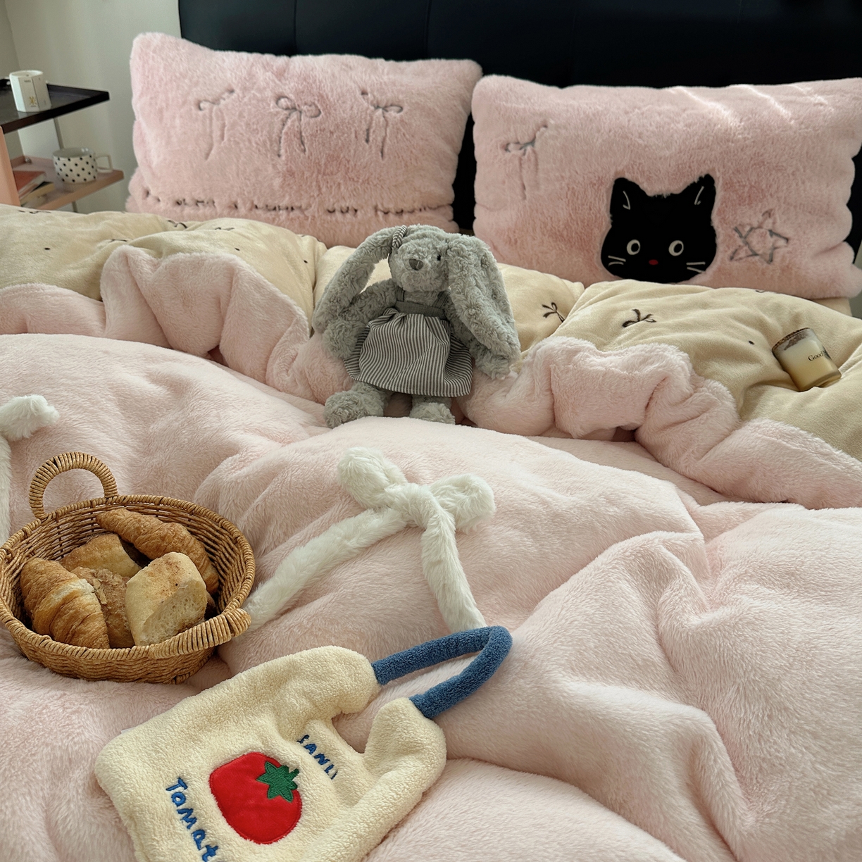 91家纺网 家纺一手货源 找家纺 盼季家纺 2025新款贴布绣牛奶绒立体蝴蝶结加厚保暖秋冬四件套-风格二 蝴蝶结牛奶绒-粉咖喵喵