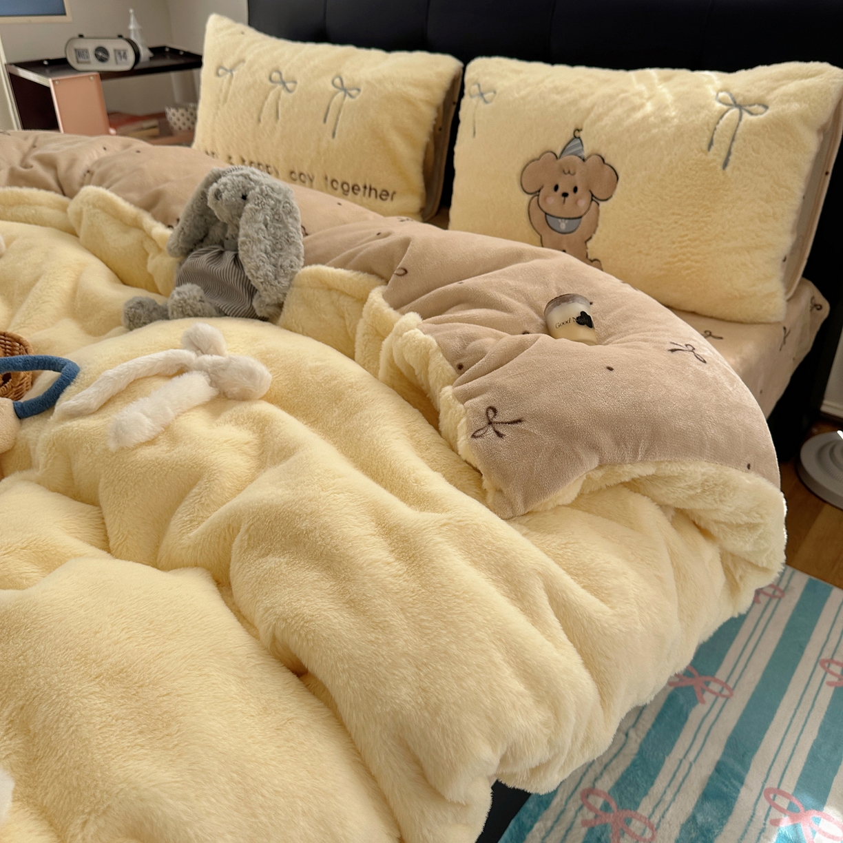 91家纺网 家纺一手货源 找家纺 盼季家纺 2025新款贴布绣牛奶绒立体蝴蝶结加厚保暖秋冬四件套-风格二 蝴蝶结牛奶绒-芝士小熊