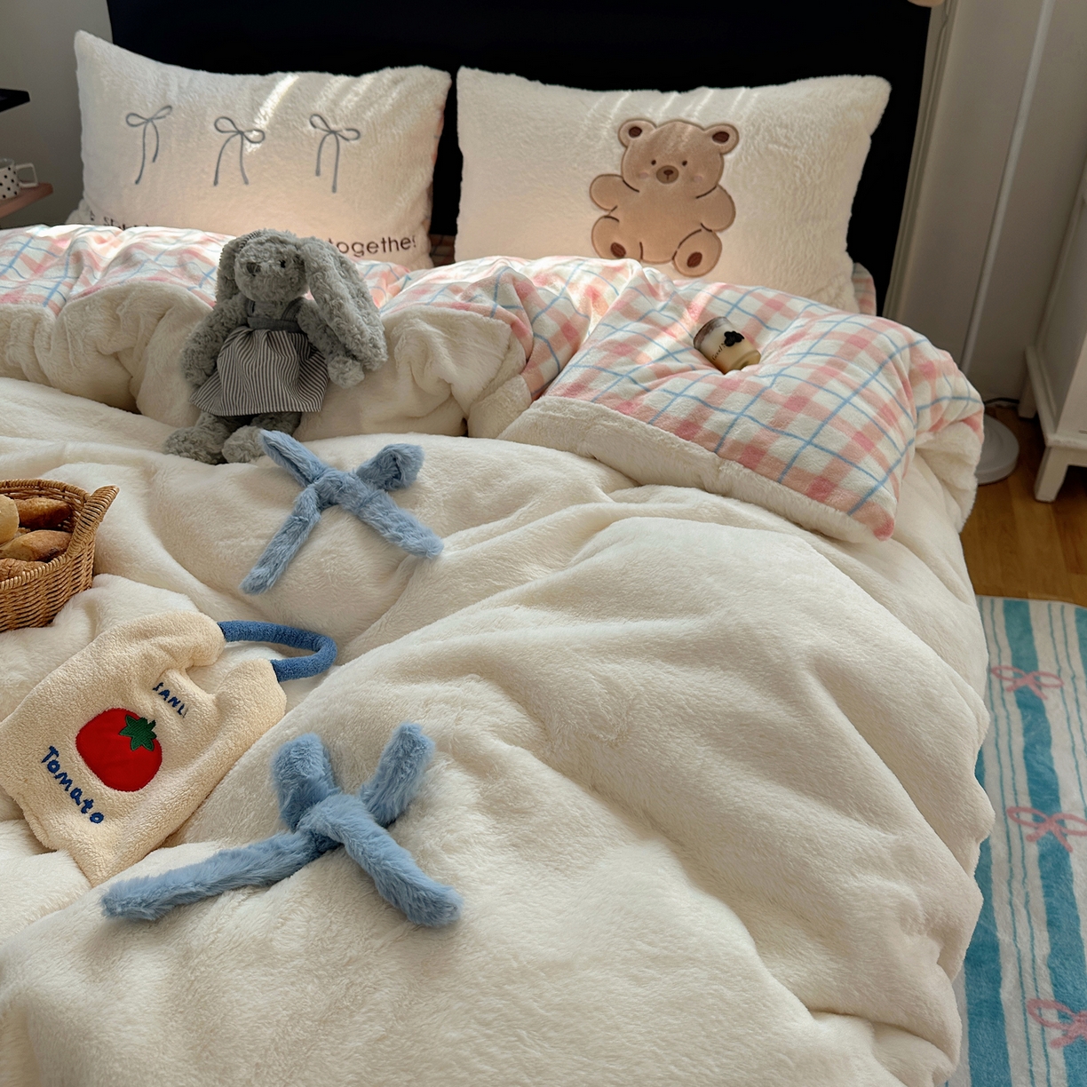 91家纺网 家纺一手货源 找家纺 盼季家纺 2025新款贴布绣牛奶绒立体蝴蝶结加厚保暖秋冬四件套-风格二 蝴蝶结牛奶绒-粉白小熊