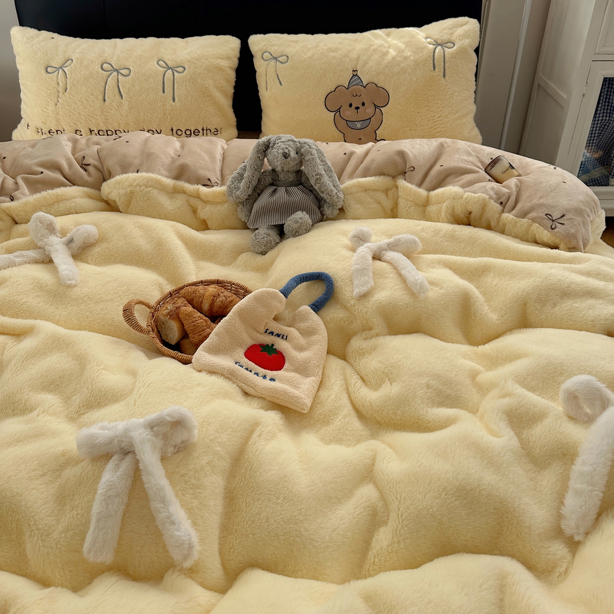 91家纺网 家纺一手货源 找家纺 盼季家纺 2025新款贴布绣牛奶绒立体蝴蝶结加厚保暖秋冬四件套-风格二 蝴蝶结牛奶绒-芝士小熊