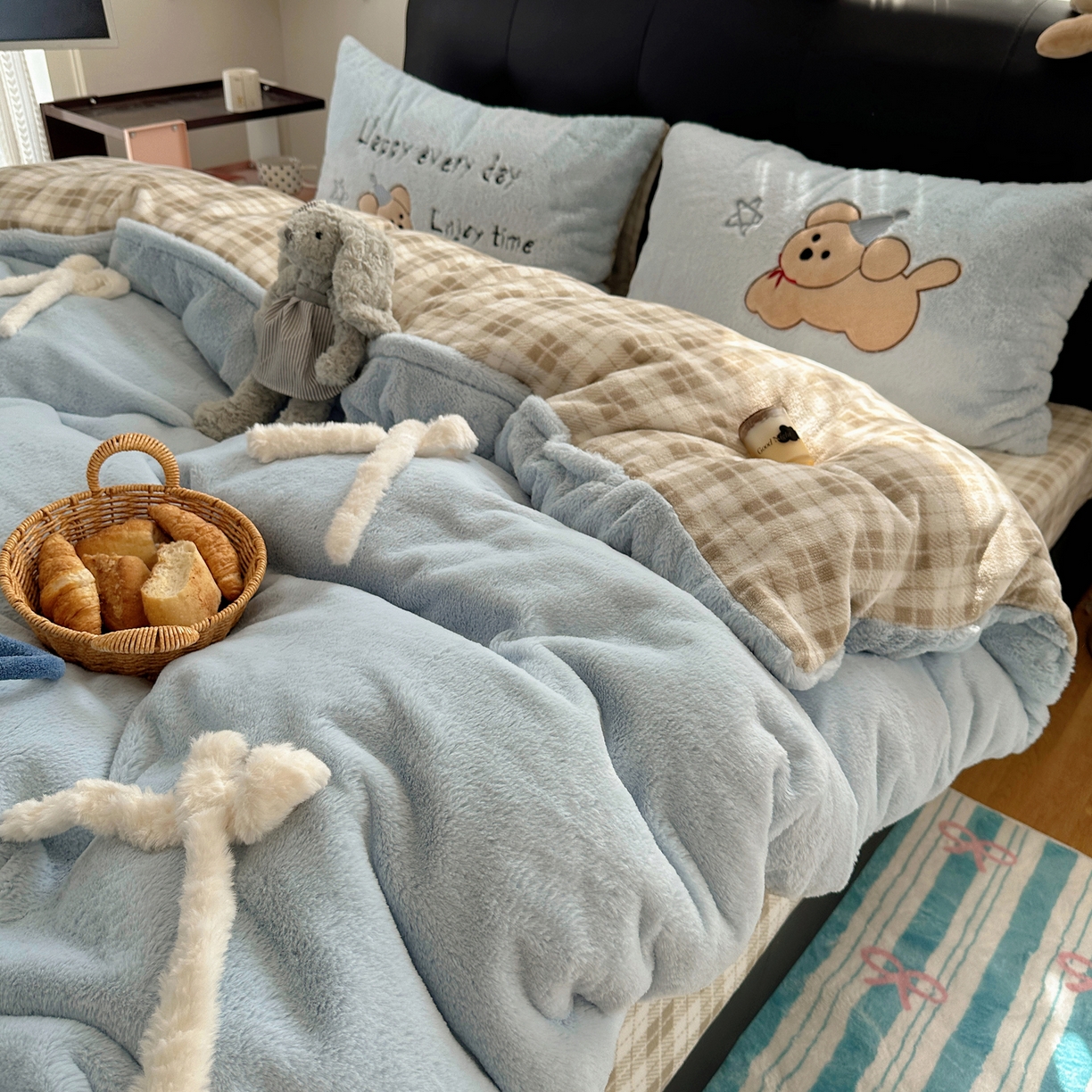 91家纺网 家纺一手货源 找家纺 盼季家纺 2025新款贴布绣牛奶绒立体蝴蝶结加厚保暖秋冬四件套-风格二 蝴蝶结牛奶绒-奶蓝小狗