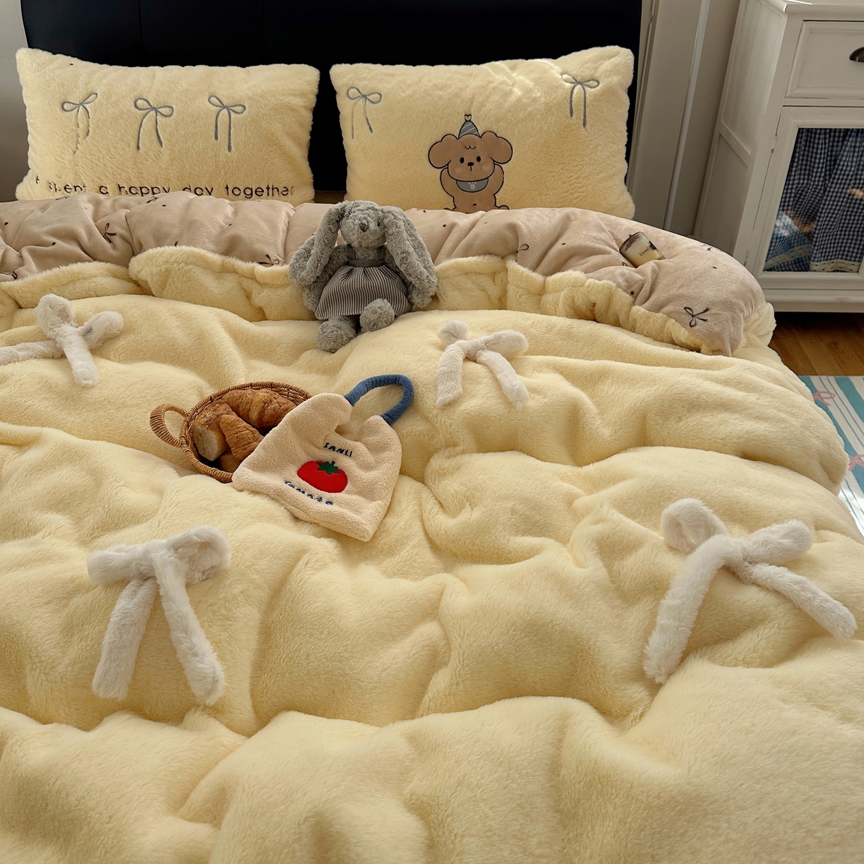 91家纺网 家纺一手货源 找家纺 盼季家纺 2025新款贴布绣牛奶绒立体蝴蝶结加厚保暖秋冬四件套-风格二 蝴蝶结牛奶绒-芝士小熊