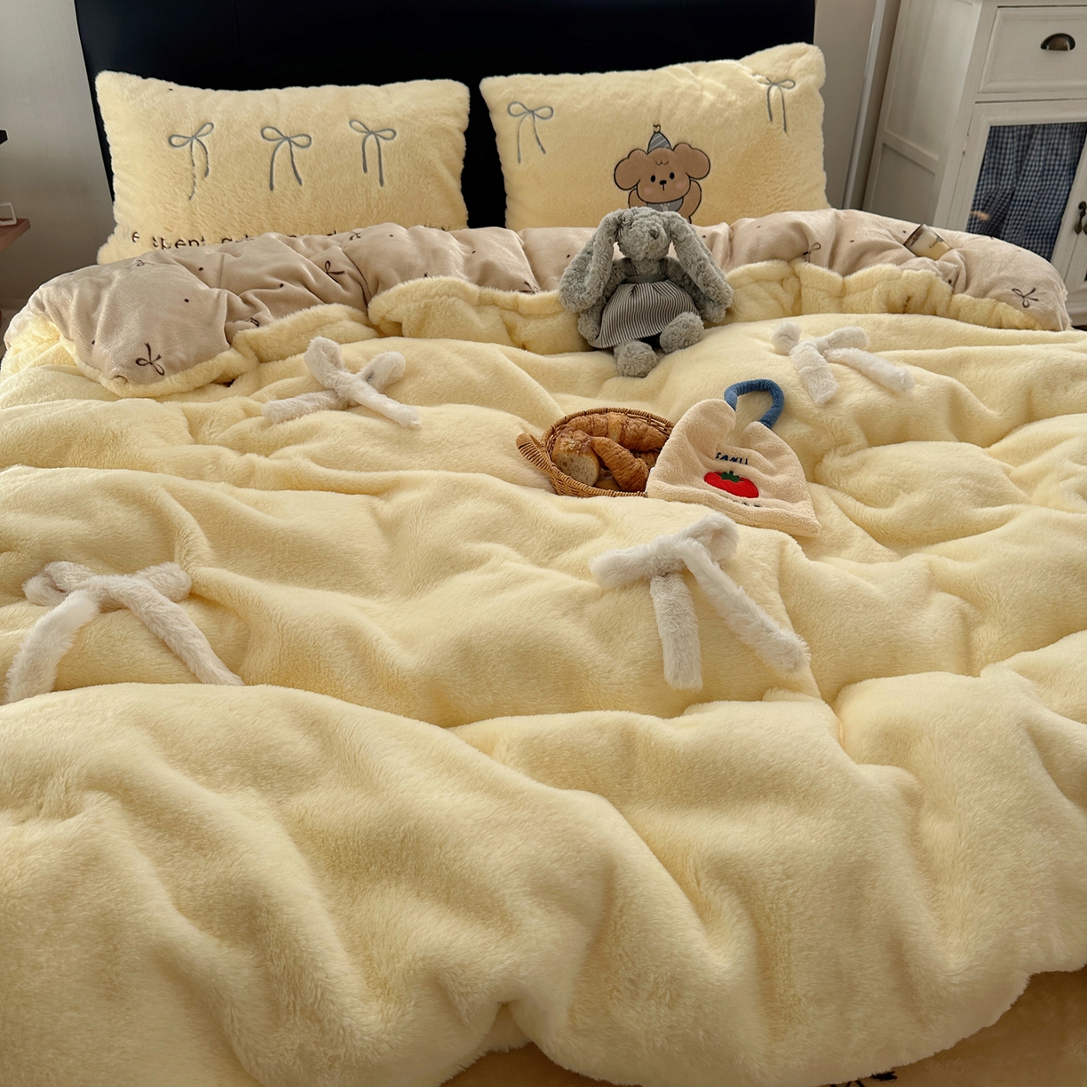 91家纺网 家纺一手货源 找家纺 盼季家纺 2025新款贴布绣牛奶绒立体蝴蝶结加厚保暖秋冬四件套-风格二 蝴蝶结牛奶绒-芝士小熊