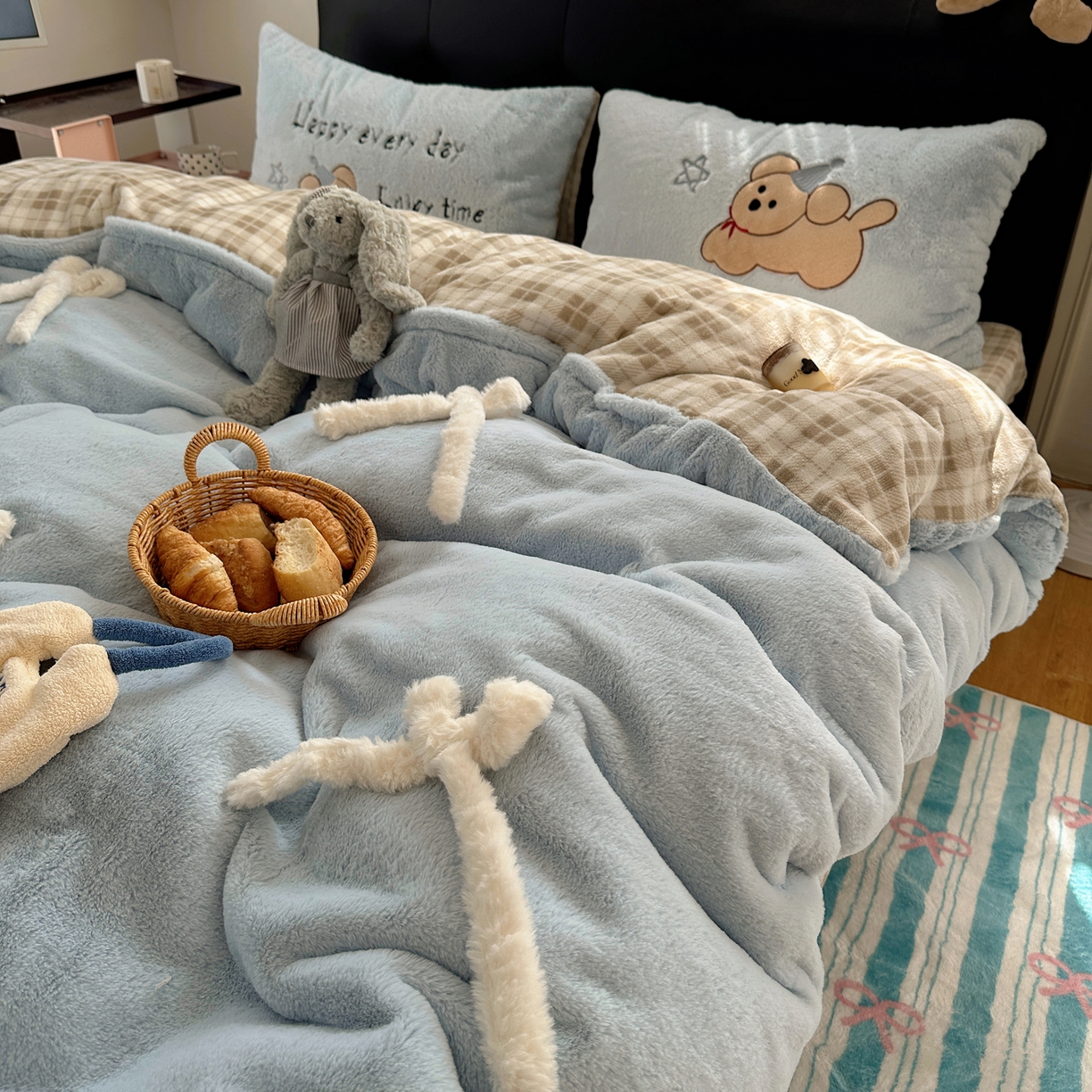 91家纺网 家纺一手货源 找家纺 盼季家纺 2025新款贴布绣牛奶绒立体蝴蝶结加厚保暖秋冬四件套-风格二 蝴蝶结牛奶绒-奶蓝小狗