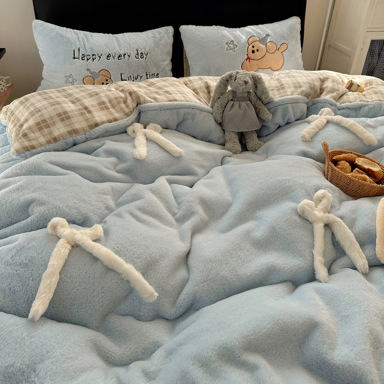 91家纺网 家纺一手货源 找家纺 盼季家纺 2025新款贴布绣牛奶绒立体蝴蝶结加厚保暖秋冬四件套-风格二 蝴蝶结牛奶绒-奶蓝小狗