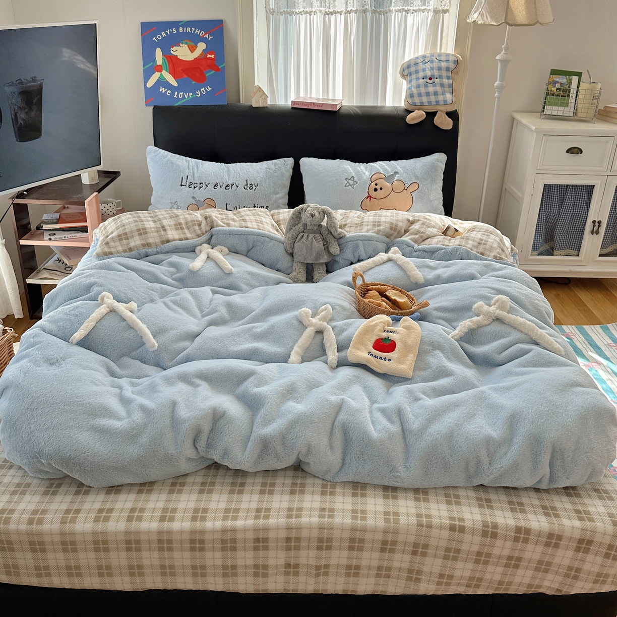 91家纺网 家纺一手货源 找家纺 盼季家纺 2025新款贴布绣牛奶绒立体蝴蝶结加厚保暖秋冬四件套-风格二 蝴蝶结牛奶绒-奶蓝小狗