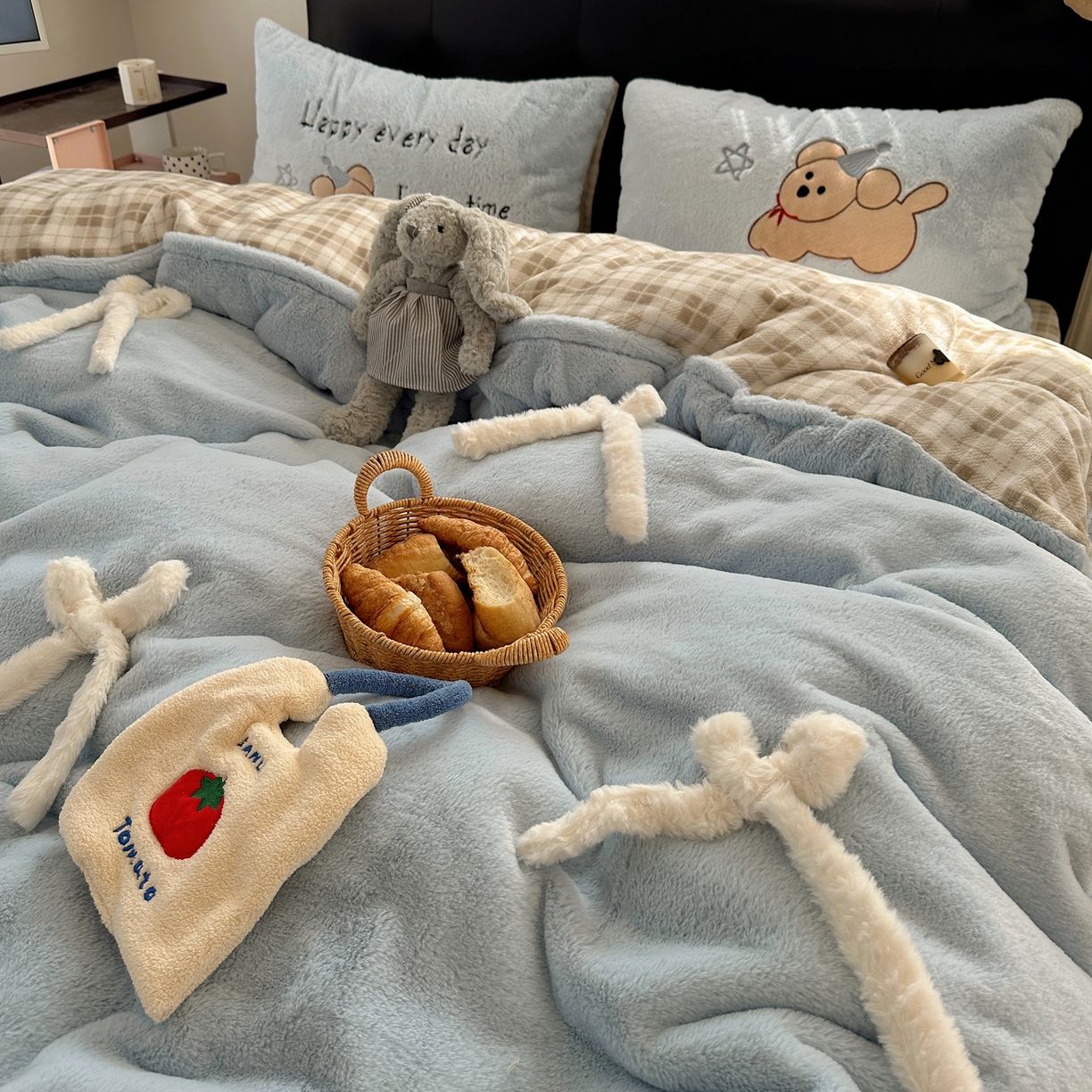 91家纺网 家纺一手货源 找家纺 盼季家纺 2025新款贴布绣牛奶绒立体蝴蝶结加厚保暖秋冬四件套-风格二 蝴蝶结牛奶绒-奶蓝小狗