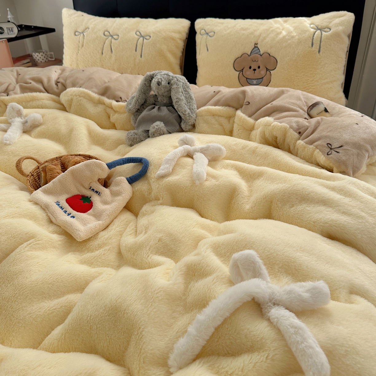 91家纺网 家纺一手货源 找家纺 盼季家纺 2025新款贴布绣牛奶绒立体蝴蝶结加厚保暖秋冬四件套-风格二 蝴蝶结牛奶绒-芝士小熊