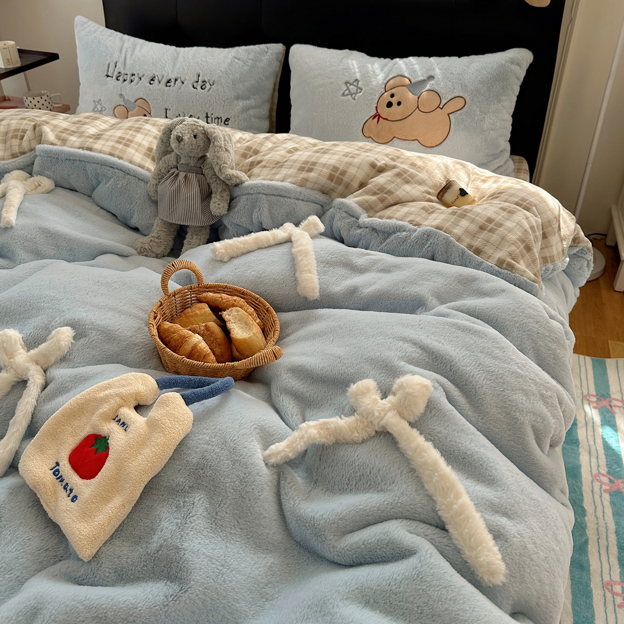 91家纺网 家纺一手货源 找家纺 盼季家纺 2025新款贴布绣牛奶绒立体蝴蝶结加厚保暖秋冬四件套-风格二 蝴蝶结牛奶绒-奶蓝小狗