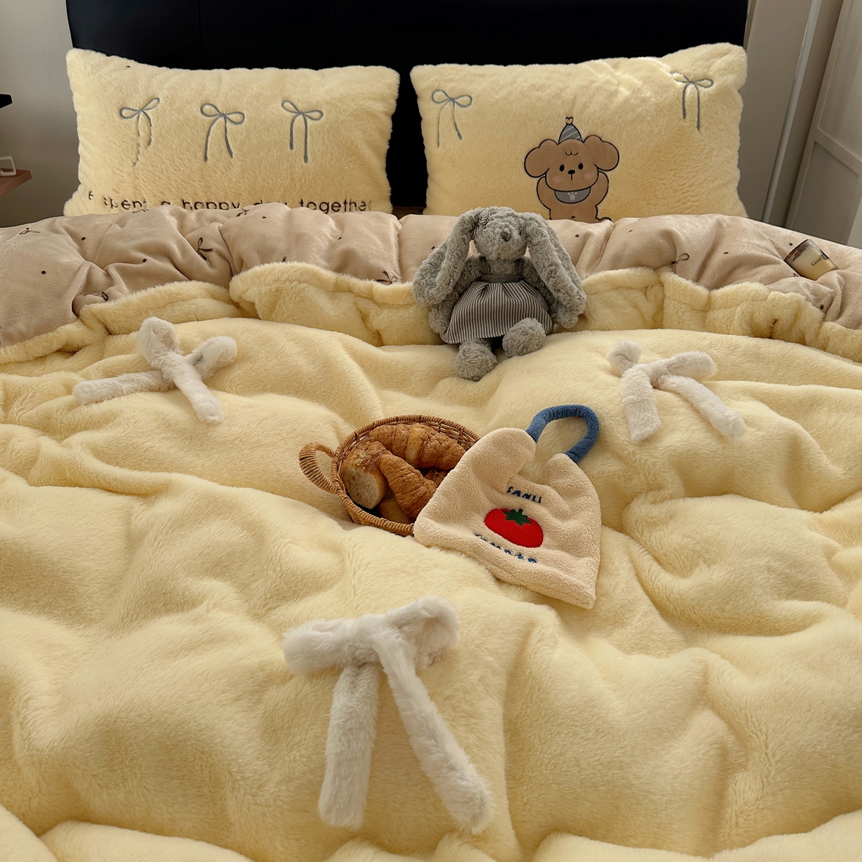 91家纺网 家纺一手货源 找家纺 盼季家纺 2025新款贴布绣牛奶绒立体蝴蝶结加厚保暖秋冬四件套-风格二 蝴蝶结牛奶绒-芝士小熊