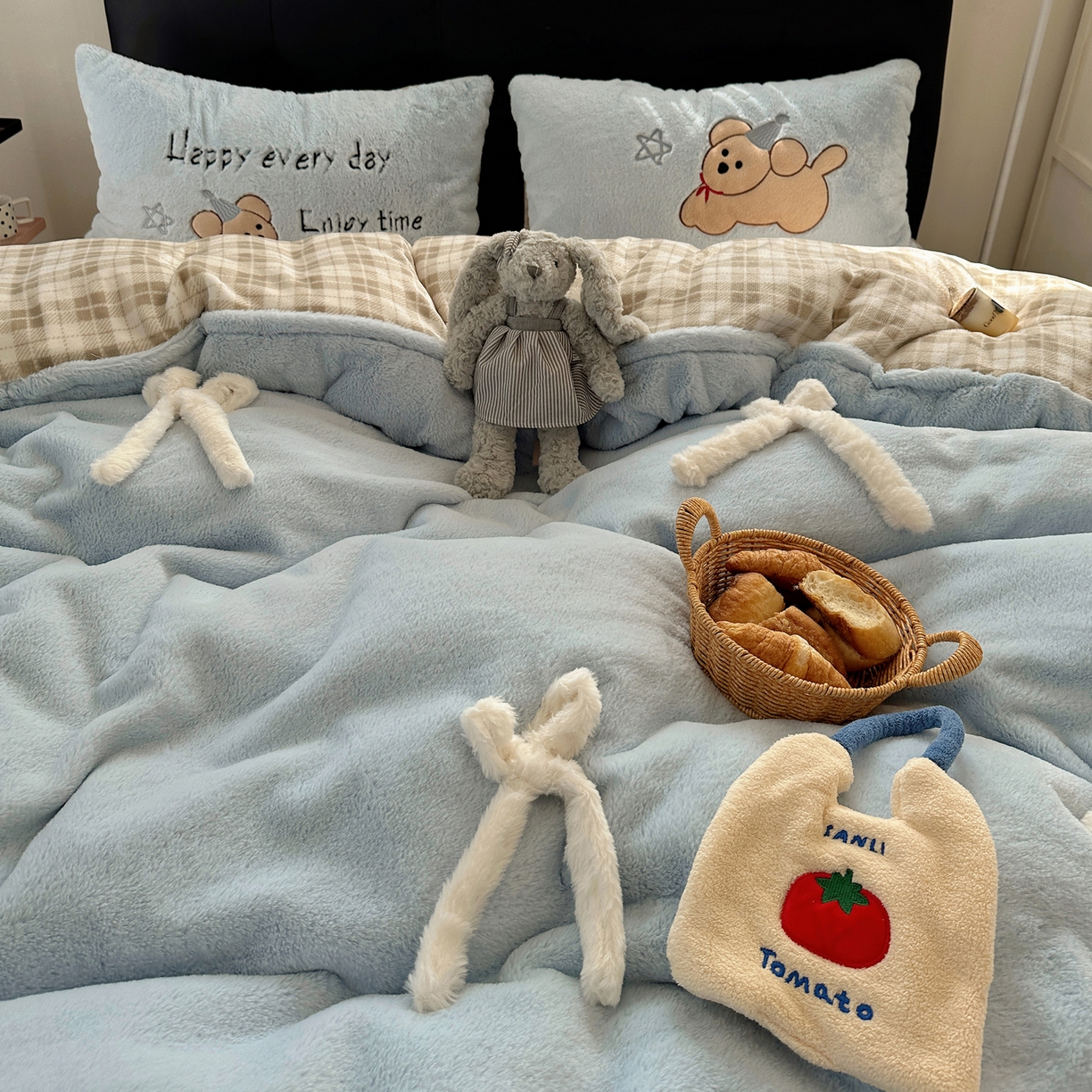 91家纺网 家纺一手货源 找家纺 盼季家纺 2025新款贴布绣牛奶绒立体蝴蝶结加厚保暖秋冬四件套-风格二 蝴蝶结牛奶绒-奶蓝小狗