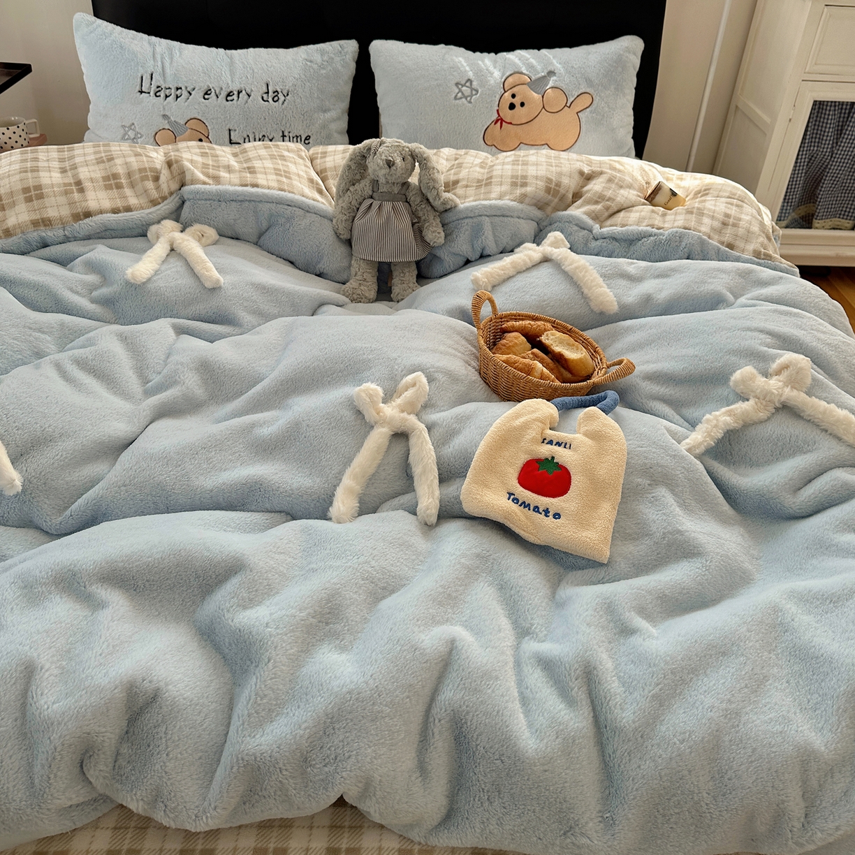 91家纺网 家纺一手货源 找家纺 盼季家纺 2025新款贴布绣牛奶绒立体蝴蝶结加厚保暖秋冬四件套-风格二 蝴蝶结牛奶绒-奶蓝小狗